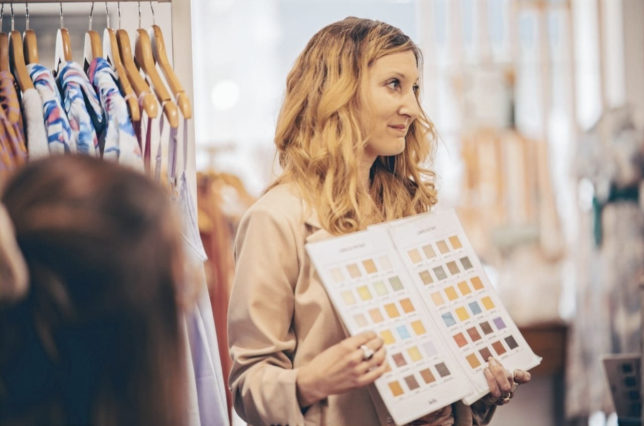 Estelle, coach en image, présente un nuancier de colorimétrie à L'Appart Chic